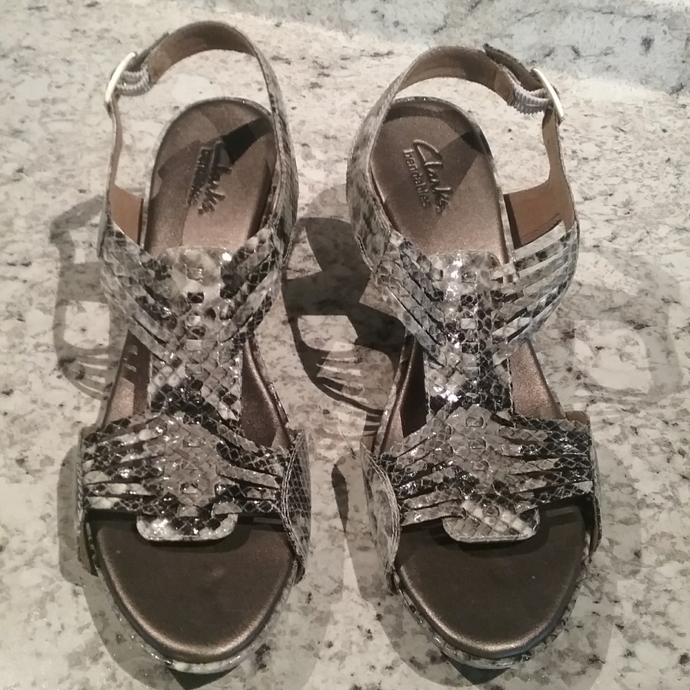 CLARKS BENDABLES snake skin wedge size 8.5